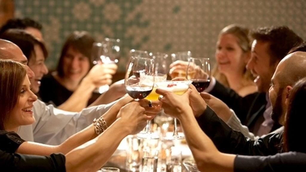 Buenos días y #FelizJueves

No solo x los controles de alcoholemia sino por tu vida y la de los demás.
Si vas a beber se consecuente 
No conviertas estas bonitas fechas en una desgracia
Si decides soltarte la melena en la comida/cena de empresa vuelve en #Taxi #TransportePublico