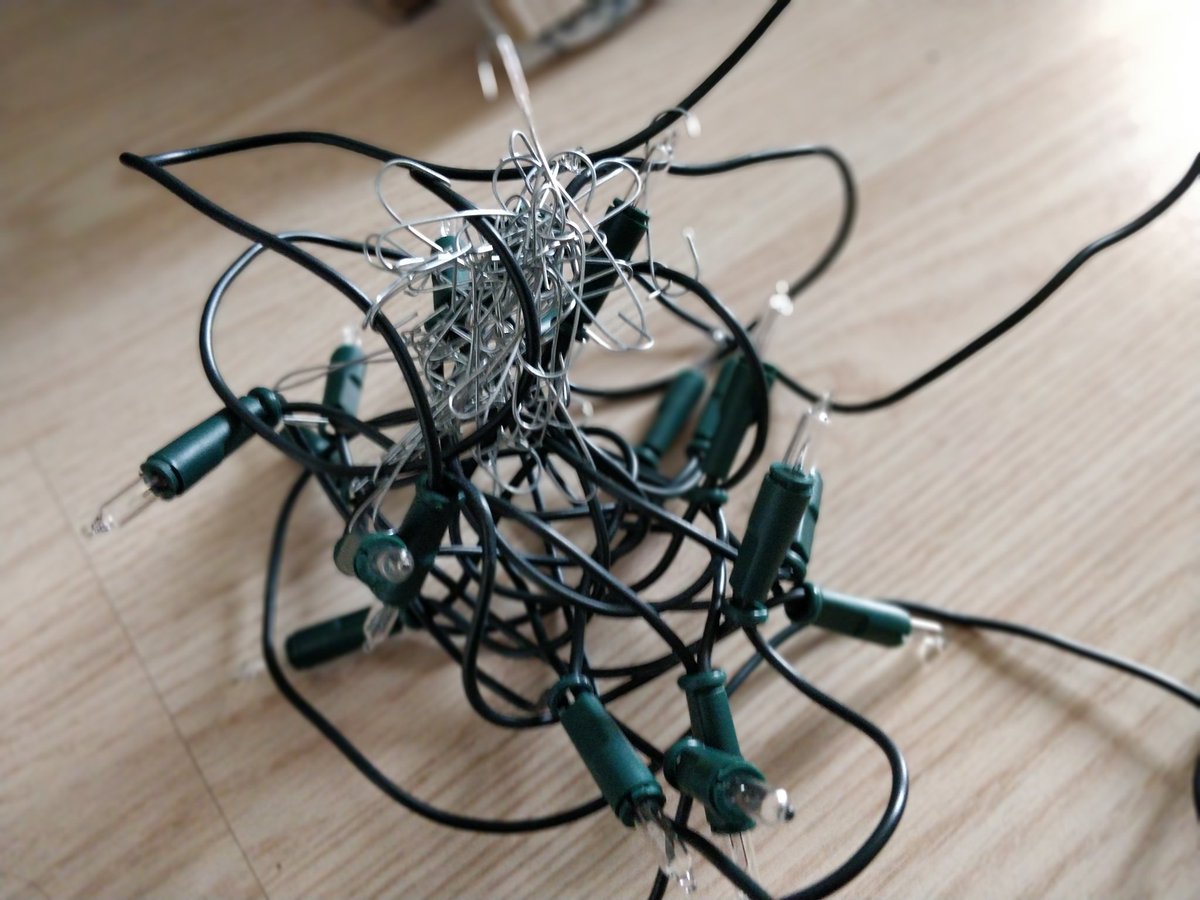 Randroid33's tweet image. Kerstlampjes uit elkaar halen die verstrengeld zijn met kerstbal-haakjes is als een scène uit Saw. Het lukt uiteindelijk wel, maar het kost je wel je klauwen #wannaplayagame