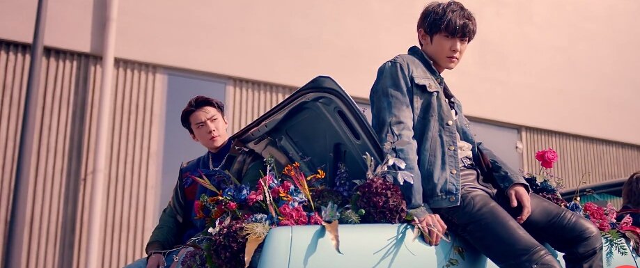 vanessacookis's tweet photo. Ya sabemos quienes fueron los padrinos de la boda de KAI Y KYUNGSOO !!!!!!!! 
Chanyeol y Sehun 👏❤🎊🎉
Kaisoo nuevo matrimonio !!!!💘💎

La gracia es que Sehun ya nos los dijo antes, como no 😂. 
💐🐧🐻💒💘

#ItsTheLoveShot https://t.co/taIkxhcYVE