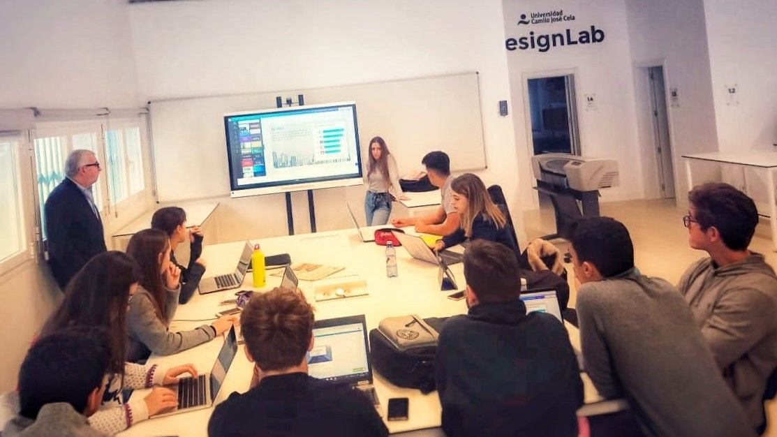 UCJCEmpresayTec's tweet photo. Conoce los nuevos espacios de aprendizaje de la @universidadcjc Hoy alumnos GET han estado trabajando en su propuesta para el reto empresarial en el #DesignLab 

#SomosUCJC #NoHagasLoDeSiempre https://t.co/kMzBJzyh1h
