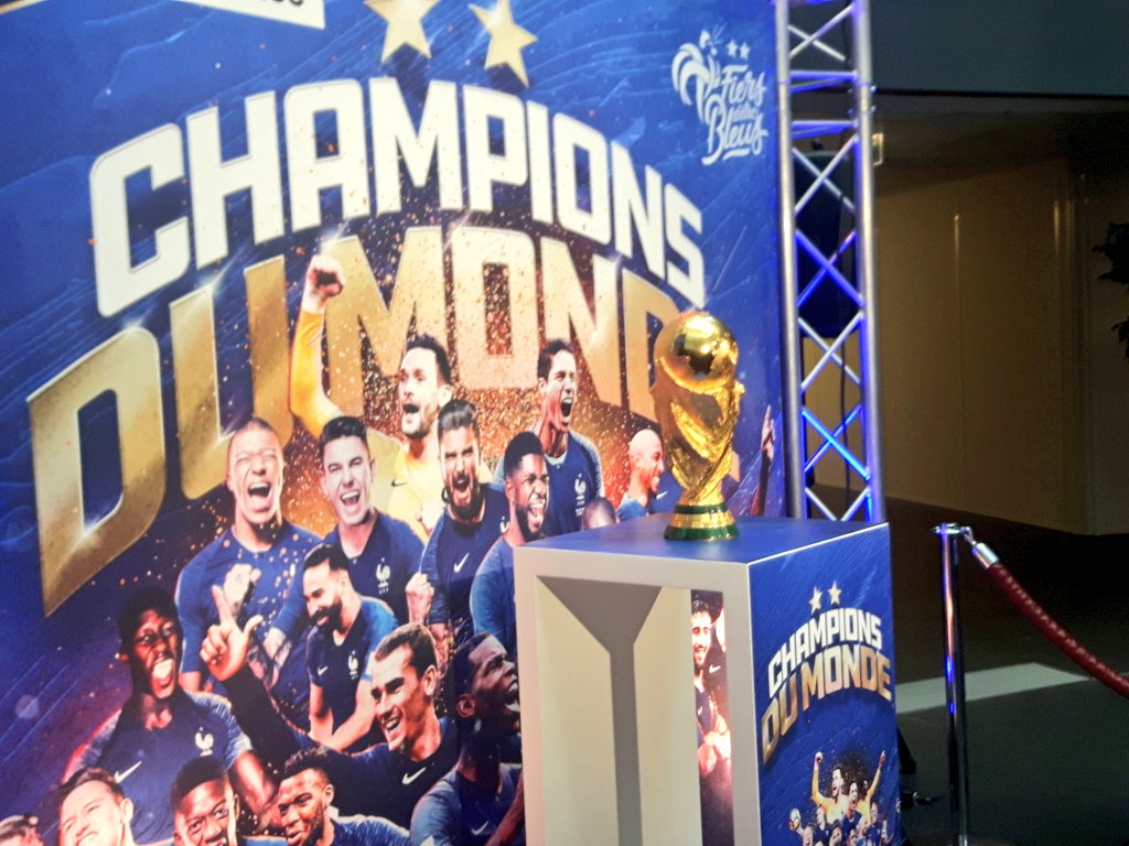 CoulissesRF's tweet photo. #CMD2018 Revivez un moment unique de l'histoire du foot en vous prenant en photo à côté du trophée des vainqueurs. RDV à midi avec @SibyleVeil et @JacquesVendroux mais il y a déjà foule ! ⚽🏆🖒#passiondusport #passiondufoot https://t.co/nANrQETKwR