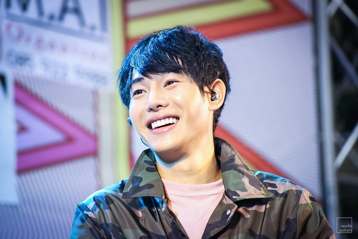 maybepalit's tweet photo. ชอบงานนี้เป็นอันดับต้นๆ ในใจ เป็นงานที่เฮียหนีคุณหมอออกมารับกำลังใจจากพวกเรา งานนี้เฮียยิ้มหวานมาก หัวเราะเยอะมาก พอได้ยินนุชบอกรักก็บอกว่าหายแล้วๆ ยังประทับใจมาจนถึงวันนี้เลย

ขอบคุณที่ให้พวกเราเป็น #กำลังใจของผลิต นะ

#เป๊กผลิตโชค #peckpalitchoke #maybepalitpix https://t.co/YkSYcA9XDE