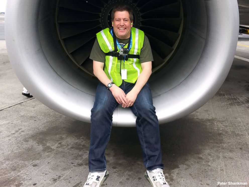 Entrepreneur who travels the world for work donates frequent flyer miles to fly people home for the holidays. abcn.ws/2RVOMwm