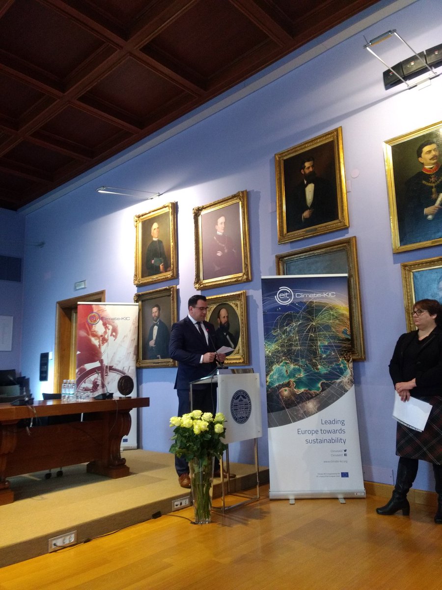 Julia Panny tweet media