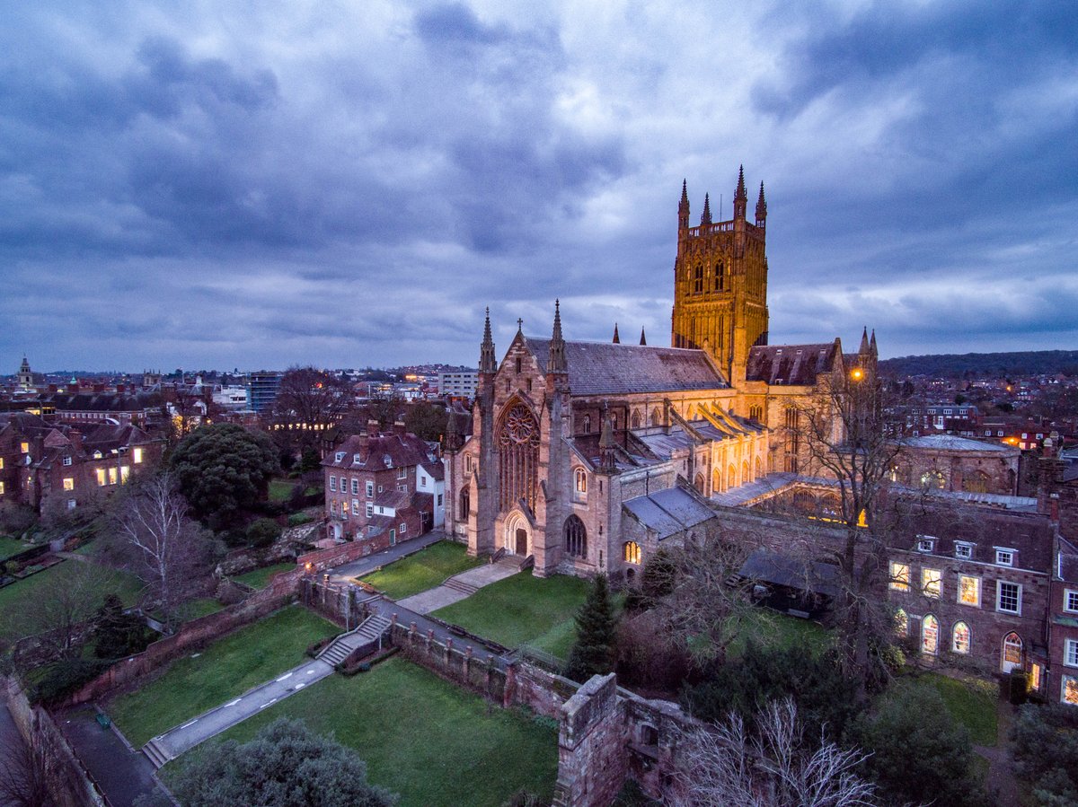 VideosSky's tweet photo. Worcester Cathedral at sundown. @WorcCathedral @worcpic @bbchw @bbcmtd @worcesternews https://t.co/jurkr00DMI