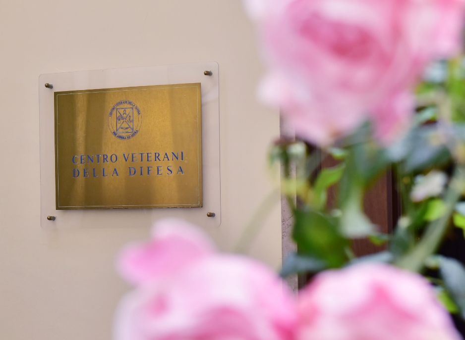 #13dicembre Il Ministro della Difesa <a href="/Eli_Trenta/">Elisabetta Trenta</a> e il Sottosegretario alla Presidenza del Consiglio dei Ministri Vincenzo Zoccano visitano il Centro Veterani della Difesa #Roma