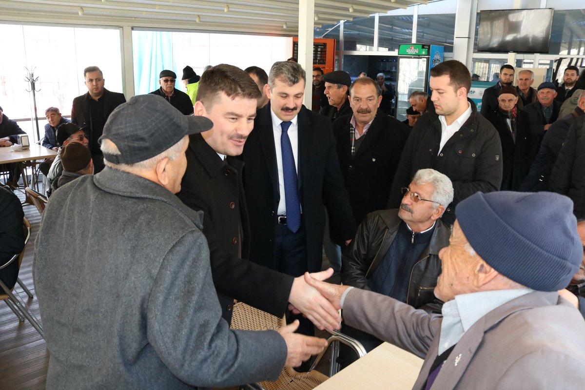Belediye Başkan adayımız <a href="/EvrenDincer68/">Evren Dinçer</a>, Merkez İlçe Başkanımız <a href="/akturkhamza/">Hamza Aktürk 🇹🇷</a>, Gençlik Kolları Başkanımız <a href="/mehmeteminnklc/">Mehmet Emin KILIÇ</a> ile birlikte öğlen namazı sonrası Emekliler Dinlenme Evinde vatandaşlarımızla bir araya geldik..