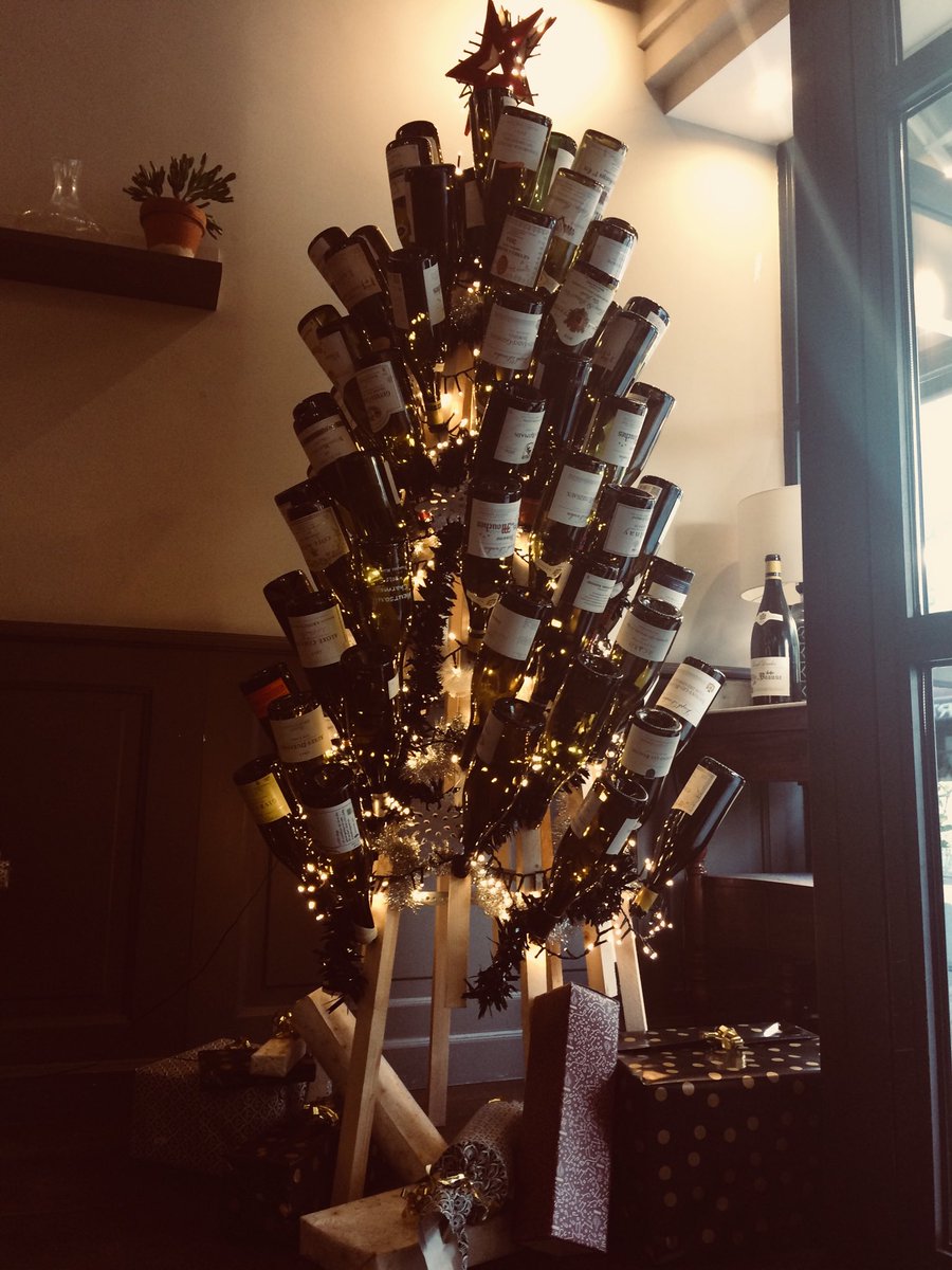 BourgogneLive's tweet photo. Mon beau sapin !

Le père Noël a bien bu toute l’année ;-)
#vin #bourgogne https://t.co/d20yn1gUM4