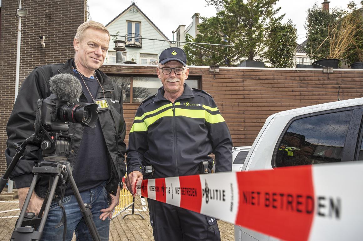 nvj's tweet photo. Hoog in de irritatie top5 onder #politieperskaart houders: het niet mogen betreden van een afgezet gebied. Samenwerking #politie en #fotografen een succes. Architecten van deze aanpak zijn hoofdinspecteur Frans van der Meer en fotojournalist René Hendriks. https://t.co/TAY67X8fle https://t.co/FnX5yJuwpy