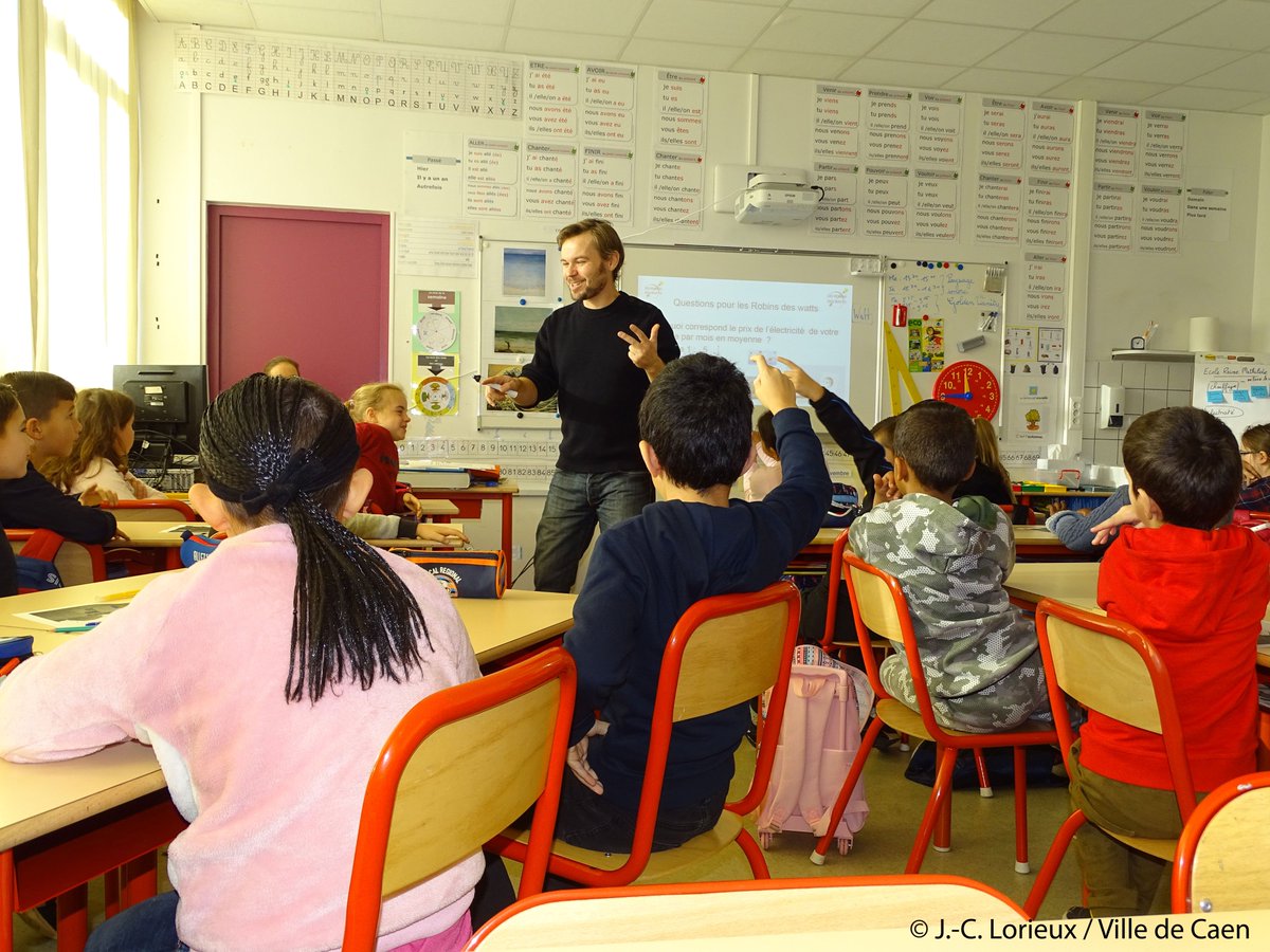 Ville De Caen On Twitter A L Ecole Reine Mathilde Les Jeunes Robinsdeswatts Sont Deja Ultra Motives Pour Chasser Les Economies D Energie A L Aide D Un Wattmetre Et D Une Camera Thermique Nous Les Avons Suivis