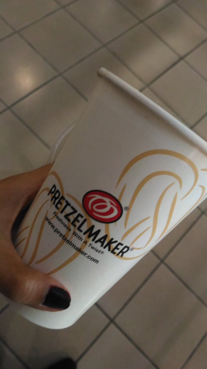 FragileSoul13's tweet photo. Gusto ko lang naman kumain eh. :( masama ba yun? @Funeral4Me #PretzelMaker #potatocornerph #MangoHero https://t.co/YPakzMCXT5