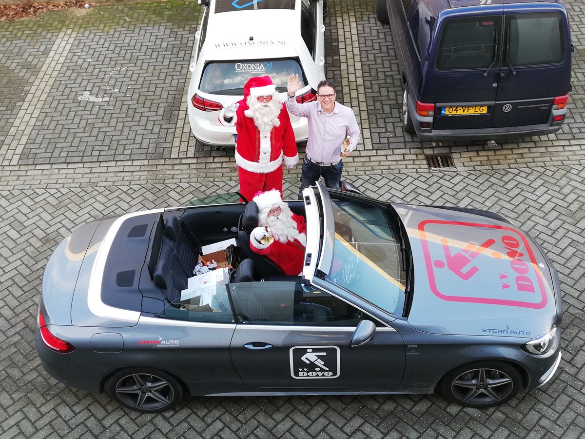 oxonia's tweet image. net bekomen van de onverwachte komst van twee kerstmannen. Wel heel verstandig om voor jouw #autolease langs te komen, ook voor de moderne #arreslee. @BCdeHeuvelrug @vvDOVO