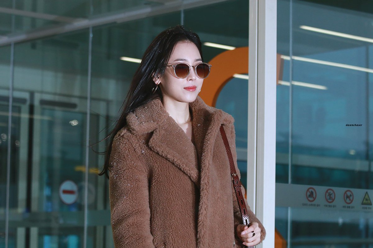 spiderkyu's tweet photo. 181213 인천공항 출국 #서현진 #마마 🖤 https://t.co/h1BUc59FXy