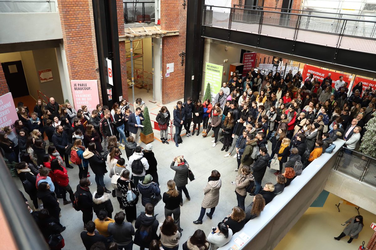 EMStrasbourg's tweet photo. #Minutedesilence ce midi à l’EM Strasbourg en hommage aux victimes 🖤

Étudiants, enseignants et collaborateurs sont plus que jamais unis, ensemble et #TousStrasbourgeois

#bedistinctive face à l'indistinction de la barbarie https://t.co/lvXCe06gcc