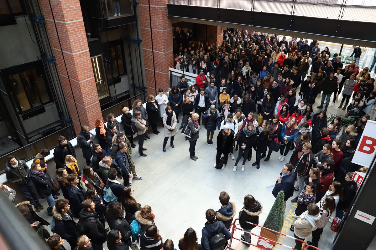 EMStrasbourg's tweet photo. #Minutedesilence ce midi à l’EM Strasbourg en hommage aux victimes 🖤

Étudiants, enseignants et collaborateurs sont plus que jamais unis, ensemble et #TousStrasbourgeois

#bedistinctive face à l'indistinction de la barbarie https://t.co/lvXCe06gcc