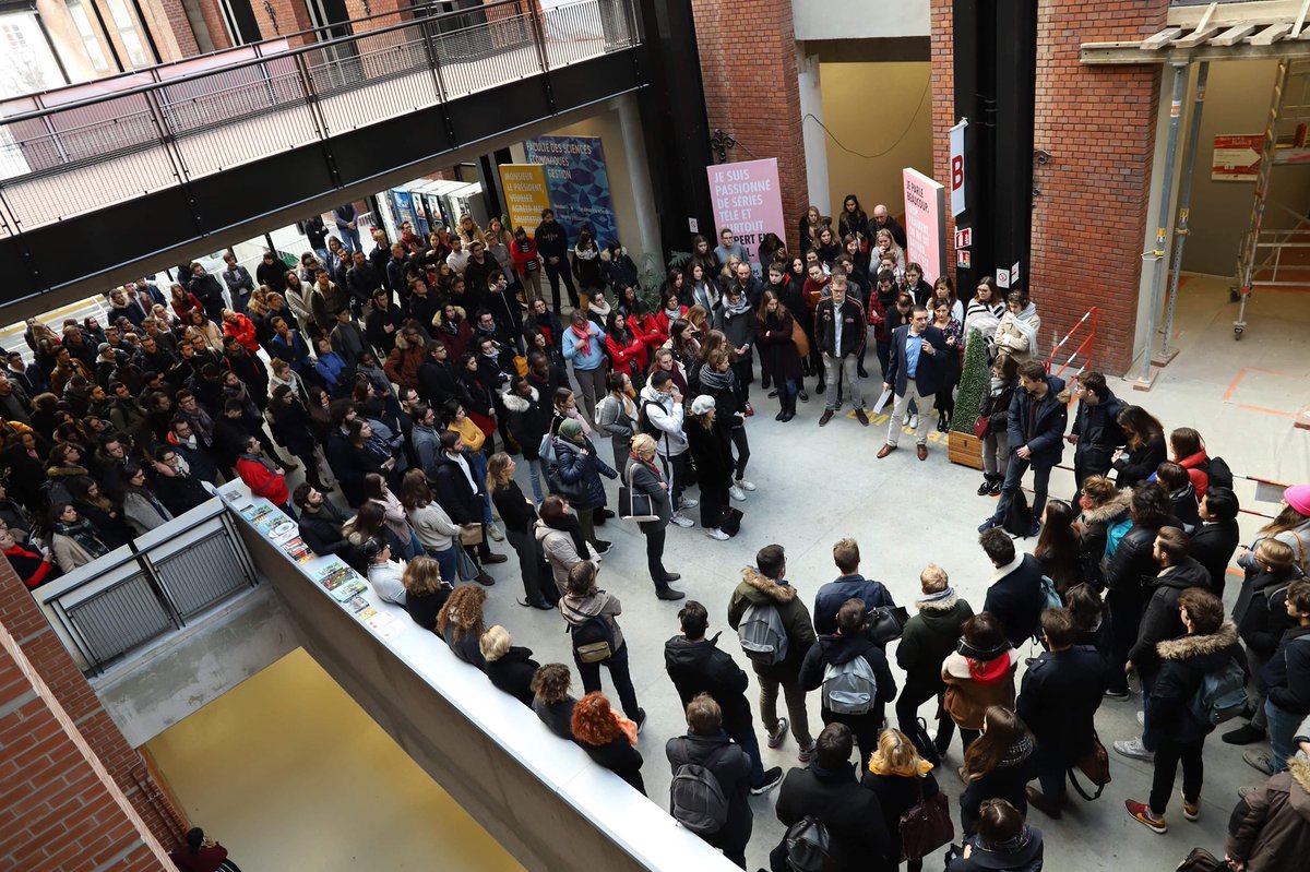EMStrasbourg's tweet photo. #Minutedesilence ce midi à l’EM Strasbourg en hommage aux victimes 🖤

Étudiants, enseignants et collaborateurs sont plus que jamais unis, ensemble et #TousStrasbourgeois

#bedistinctive face à l'indistinction de la barbarie https://t.co/lvXCe06gcc