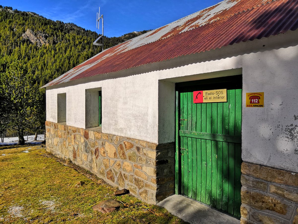 montana_segura's tweet photo. ¿Sabéis donde están ubicados los #radiosocorros en el #Pirineo? normalmente son lugares SIN cobertura ni otro sistema de comunicación. #Vallibierna #Armeña #Tabernes #Urdiceto #Partacua #Respomuso https://t.co/vuFXFRo1Da https://t.co/4jPMeBsX17