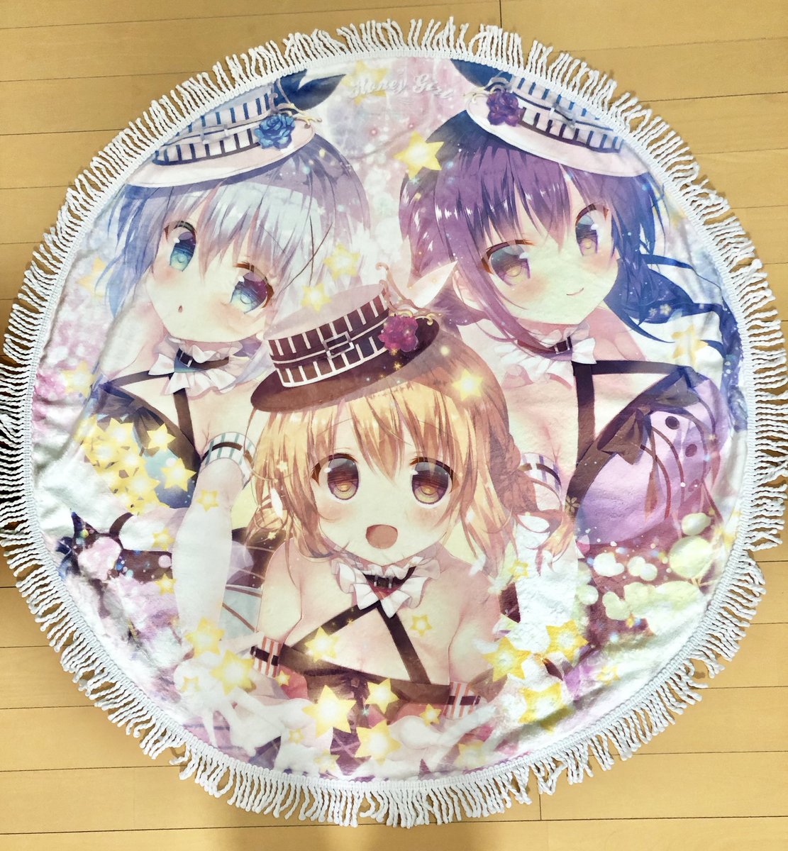 蜜桃まむ 冬コミでココア チノ リゼのもふもふラウンドブランケットを出します 膝かけ用や羽織ったりはもちろん お部屋のインテリアとしてもいかがでしょうか 色んな使い方をしていただけたら嬉しいです