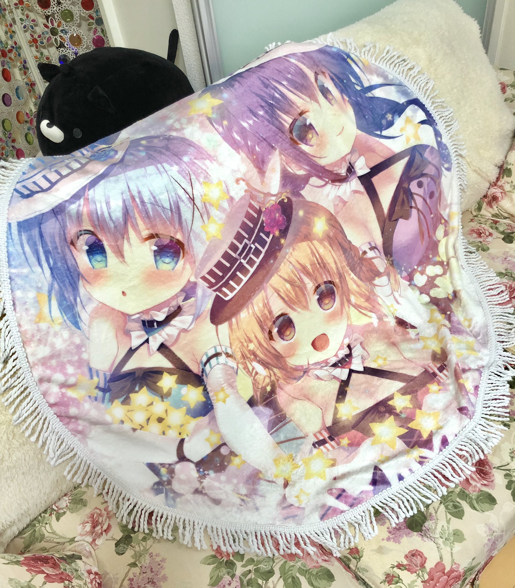 蜜桃まむ 冬コミ新作通販中 冬コミでココア チノ リゼのもふもふラウンドブランケットを出します 膝かけ用や羽織ったりはもちろん お部屋のインテリアとしてもいかがでしょうか 色んな使い方をしていただけたら嬉しいです T Co