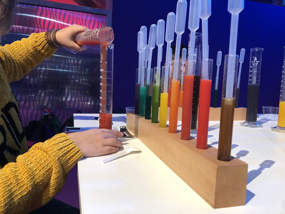 instantscience's tweet photo. C’est parti pour 4 jours d’expériences sensorielles à #Regal2018 😁 Les scolaires s’emparent des diverses animations proposées pour explorer leurs 5 sens tout en s’amusant 👅👀👃 https://t.co/hJPiH4nBGR