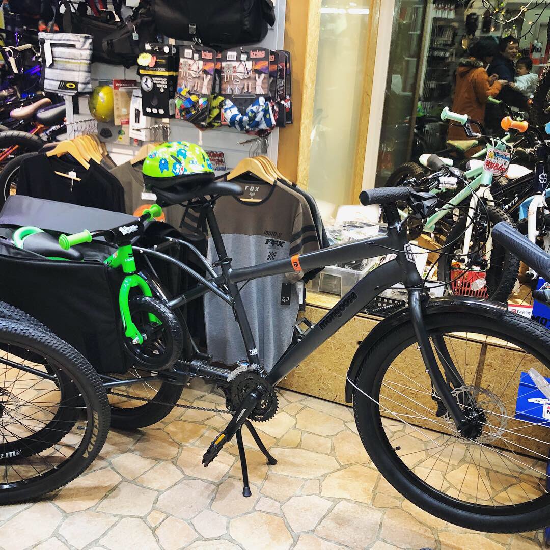 astbikes's tweet photo. S水ファミリーの新しいサイクルライフのスタートです㊗️MONGOOSEの新作アルミロングテールバイクENVOYにHAROのランニングバイクを乗せてピクニックへ😍
#astbikes #mongoose #envoy #longtailbike #harobikes #prewheelz #runningbike #picnic #和光市 #埼玉 #練馬 #光が丘公園 #板橋 #成増 https://t.co/KhzU1FK9Kr
