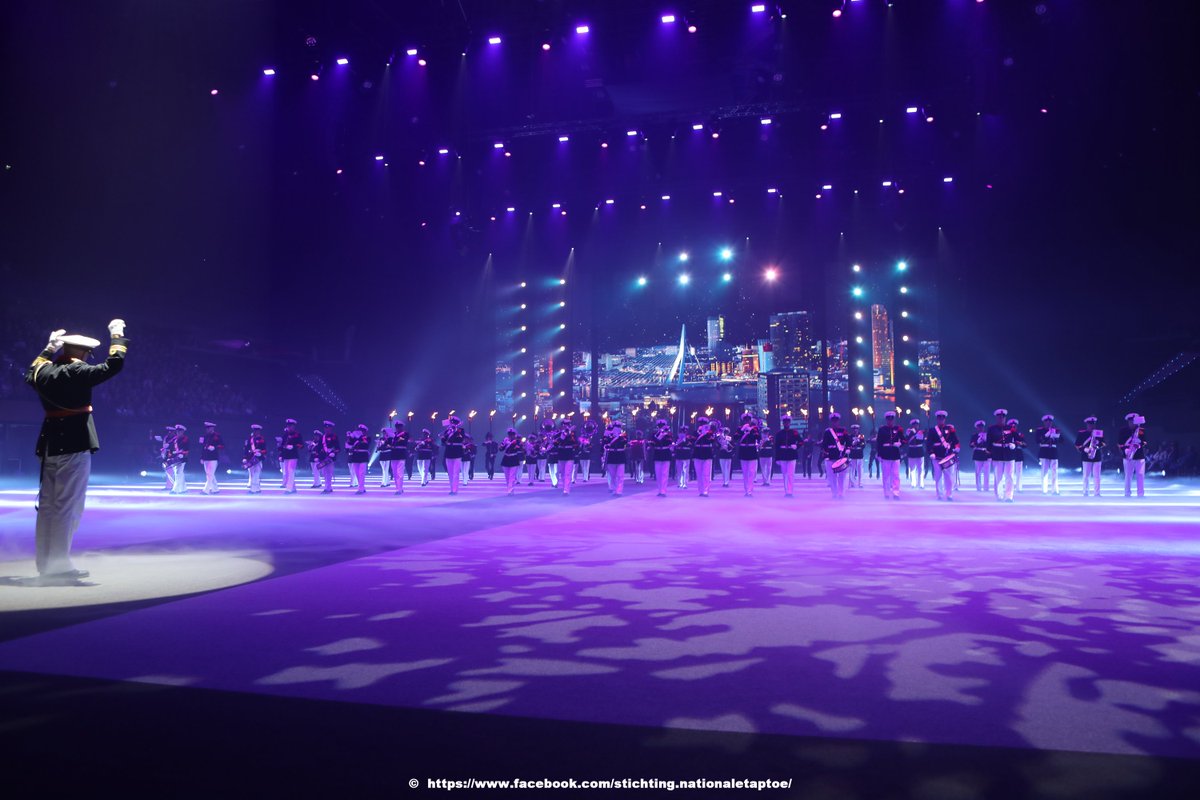Foto gemaakt tijdens de Nationale Taptoe 2018, op de foto de Tamboers en Pijpers, de Marinierskapel, het Drillteam van Hans Majestet Kongens Garde, Noorwegen.
Kaarten voor de Nationale Taptoe 2019 kunnen worden besteld via site van de Nationale Taptoe. nationaletaptoe.nl