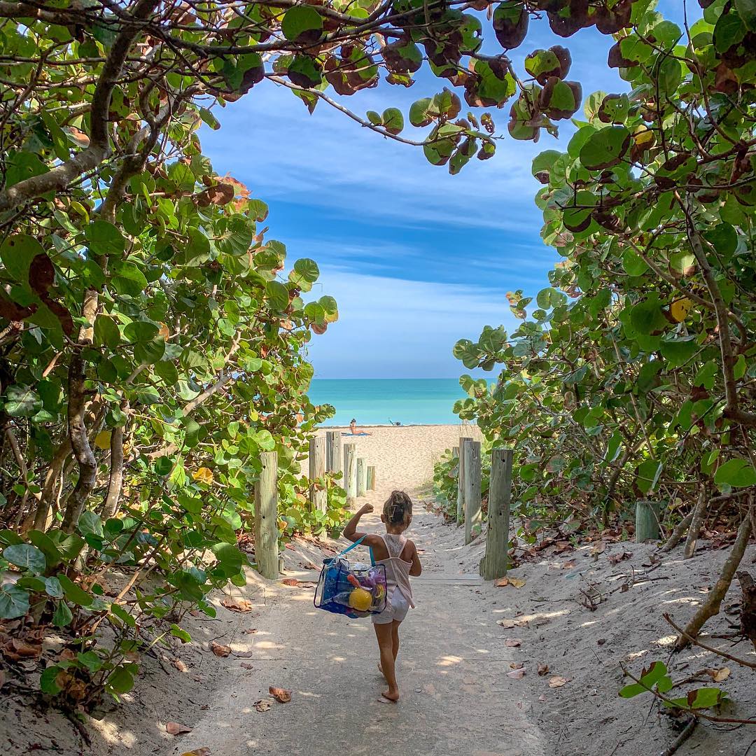 DiscoverMartin's tweet photo. That moment when you're walking toward the beach and the gorgeous shoreline suddenly reveals itself. 🌊 💙 📸: IG user @liizatlopez #discovermartin #stuartbeach https://t.co/uI2kysWW43