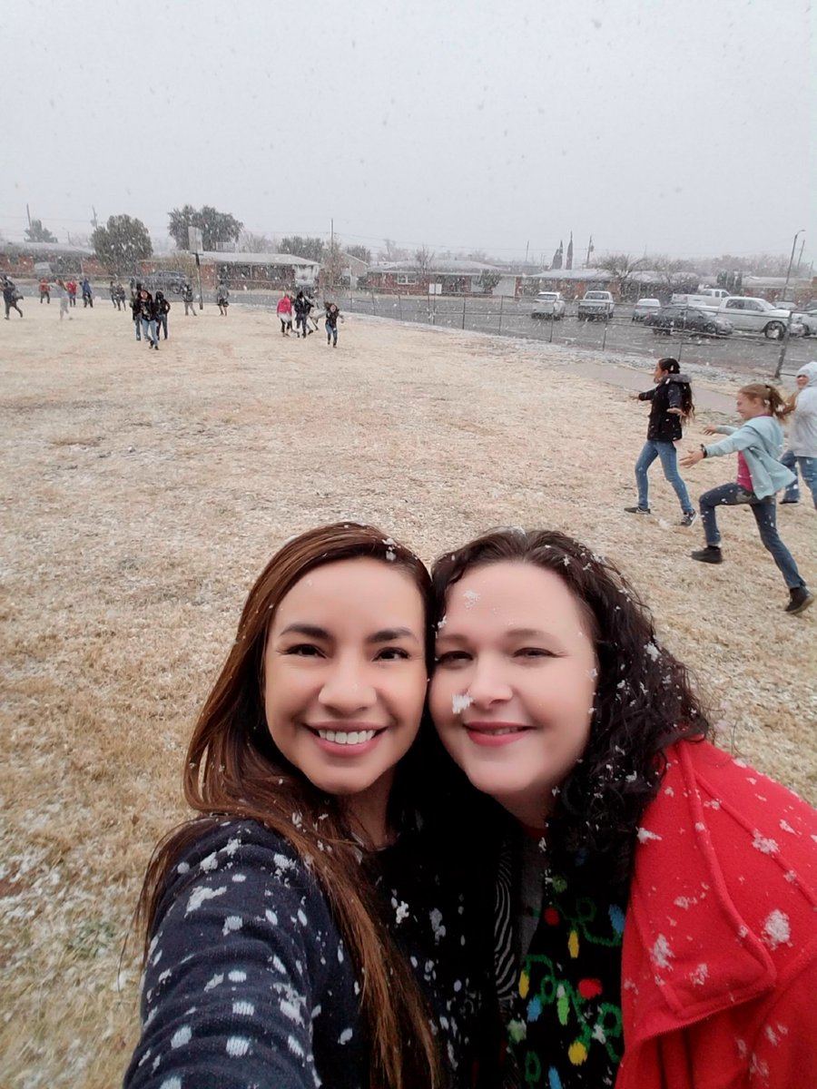 Raquel_L_Rod's tweet photo. Awesome Fractions Lesson!....pause....play in the snow! Do it because you love the kids! @BurnetColts #burnetwonders #MakeDecemberMagic #ECISDMagic https://t.co/smEyGhenSK