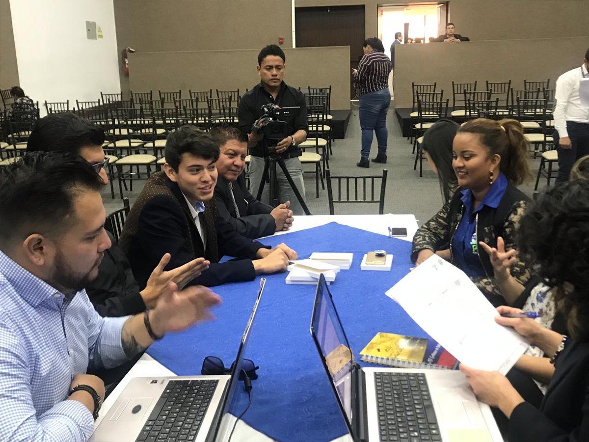 En el auditorio del <a href="/cnegobec/">cnegobec</a> se instalaron las mesas de discusión sobre participación política juvenil y recambio generacional en los partidos políticos, con miras a la construcción del #PactoFormaciónPolíticaJuventudes. <a href="/eliastenoriom/">Elías Tenorio Martínez</a> <a href="/Lenin/">Lenín Moreno</a>