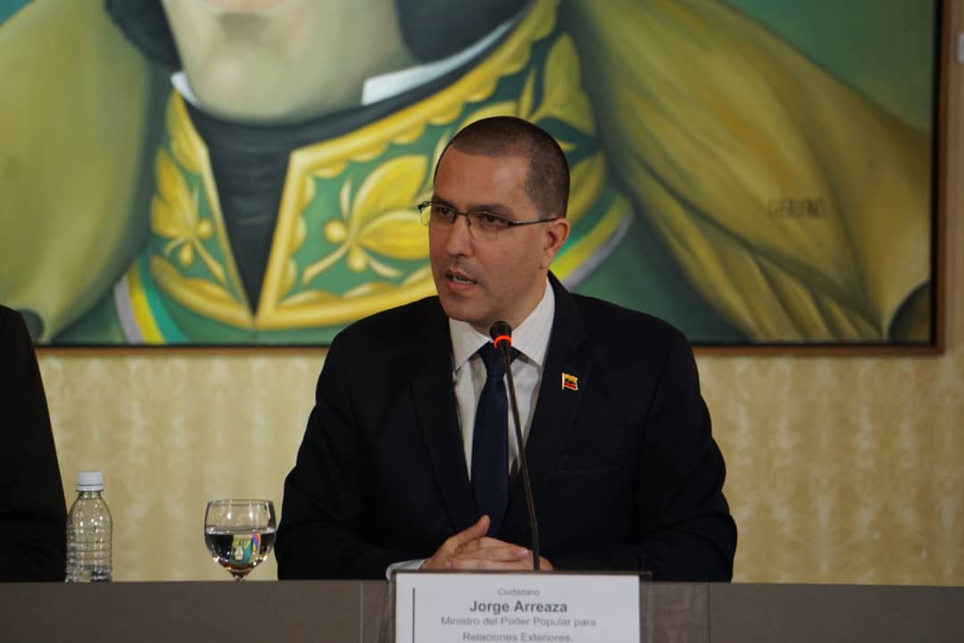 Cancilleria_ve's tweet photo. Canciller @jaarreaza: Respeten a #Venezuela, si nos respetan tendrán nuestra cooperación, nuestra amistad, de lo contrario defenderemos nuestra soberanía. https://t.co/1NhzjWW8pj