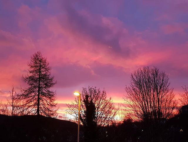 Morning sky, Oban. If it's a warning it's a big one... #wintersky #shepherdswarning #redsky #winter #oban #argyll #scotland #visitscotland #december #igscotland #sunrise ift.tt/2UHNAP1