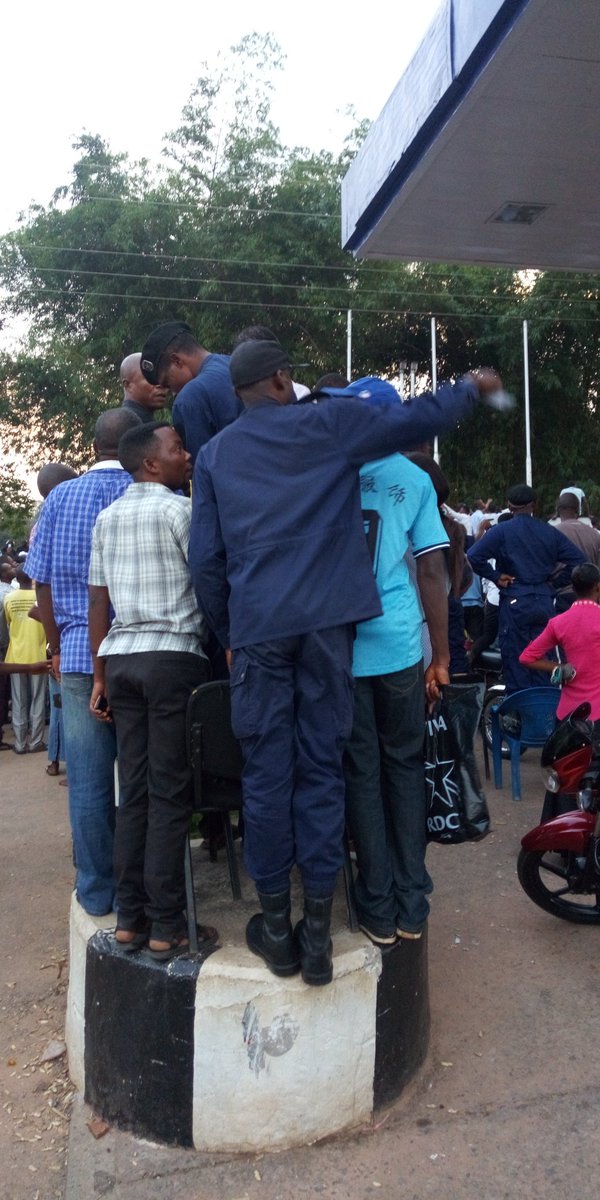 StanysBujakera's tweet photo. #RDCvote: Ces policiers sur des chaises, cherchant de voir @fatshi13 et @VitalKamerhe1 #Mbuji Mayi https://t.co/UwY1KQgsaW
