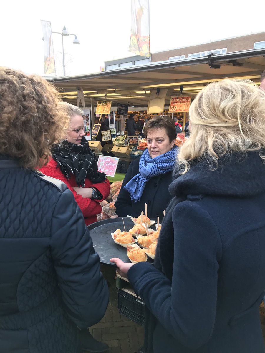 AliceLeijten's tweet photo. 1000 porties hutspot zijn door de leerlingen uitgedeeld op de donderdagochtendmarkt! Unieke samenwerking van @Agrofoodcluster @Waterman_Onions @topfresh @denhartigh @friesepoort2121 en @AERESemmeloord https://t.co/oRlFAPiyte