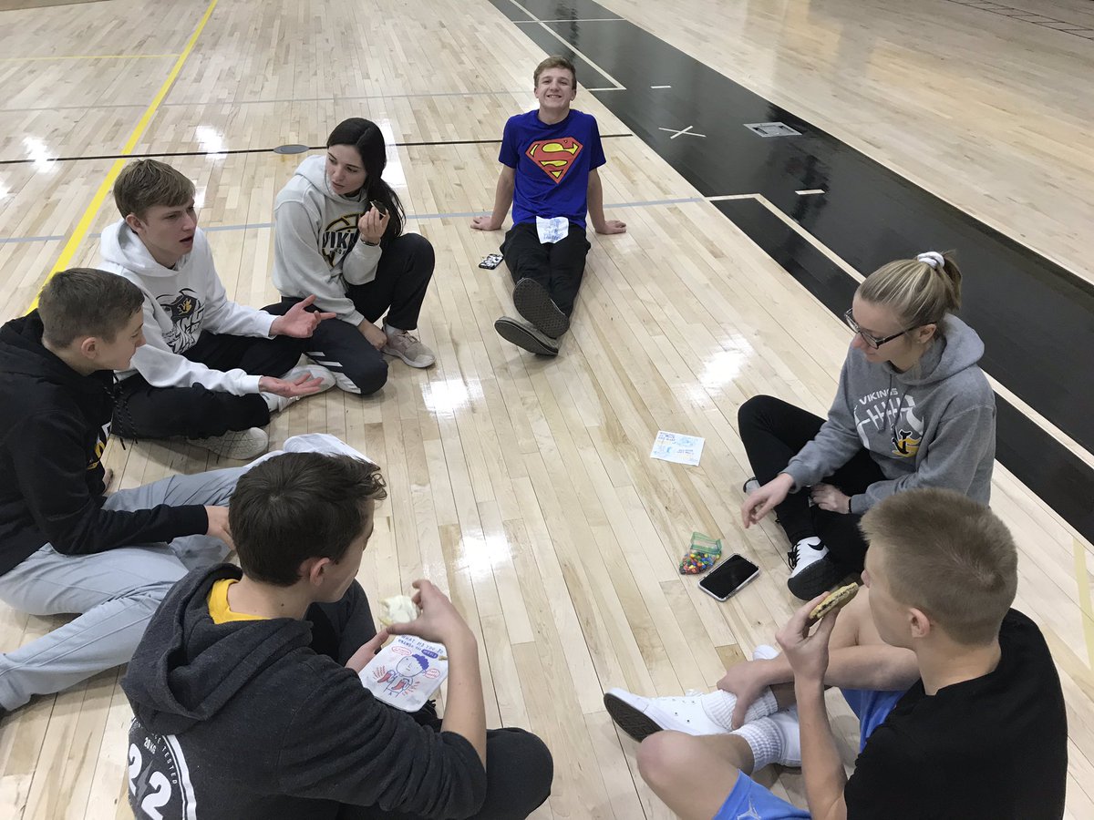 VS_FCA's tweet photo. Thanks to everybody that came out to today’s huddle! All 19 students had a blast decorating cookies and listening to a bible study! https://t.co/H62XDMLnGg
