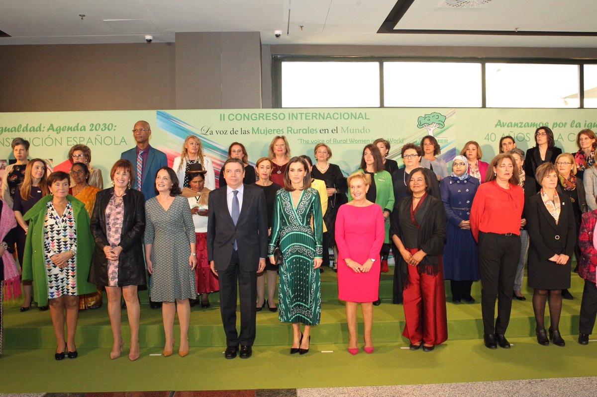 El ministro <a href="/LuisPlanas/">Luis Planas Puchades</a> acompaña a Su Majestad la Reina en el II Congreso Internacional "La Voz de las #MujeresRurales en el Mundo, organizado por la Asociación de Familias y Mujeres del Medio Rural (<a href="/AFAMMERmujer/">Afammer</a>)

 goo.gl/p3sqQQ