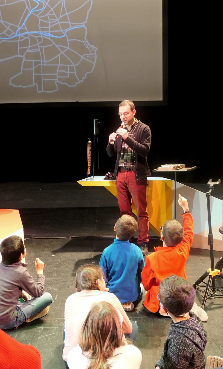 Demain ils vont voir "Le Carnaval des animaux" de @AlbindelaSimone et Valérie Mréjen : les élèves malvoyants du Centre Angèle vannier rencontrent la comédienne Jocelyne Desverchère et le pianiste Vadim Sher, et découvrent en avant-première le décor par le toucher
#accessibilité