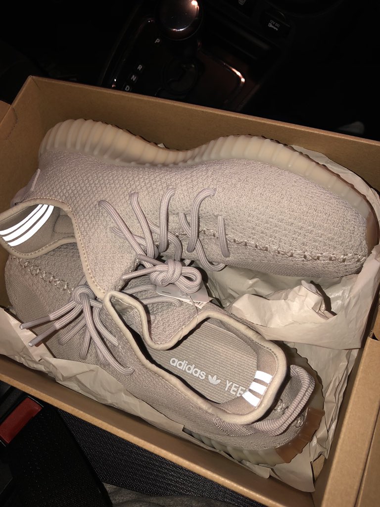 ResellingB's tweet image. SELLING THESE STARTING AT $200|WORN ONCE TO TRY THEM ON| SIZE 11| RETAIL IS $220 THIS IS A GREAT DEAL!