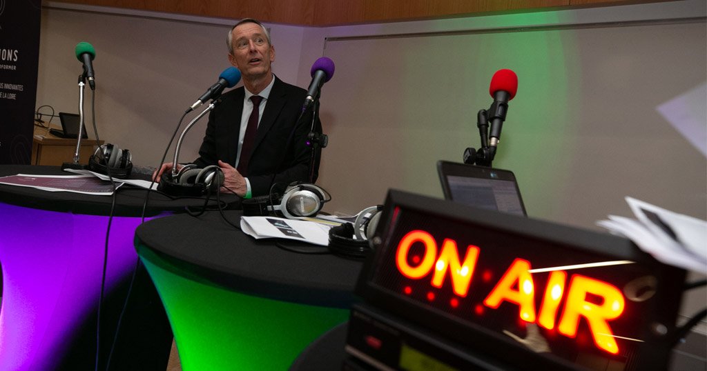 paysdelaloire's tweet photo. 🔴🎙En direct du @LaboLS2N, @Paul_Jeanneteau lance la 1ère émission de radio dédiée à #Résolutions en présence des lauréats, porteurs de problématiques et solutionneurs. Résolutions c’est :
✅6 appels à innovations/an
✅5 équipes lauréates/édition 
✅20 000€/solution développée https://t.co/ZuZ5lQlzqD