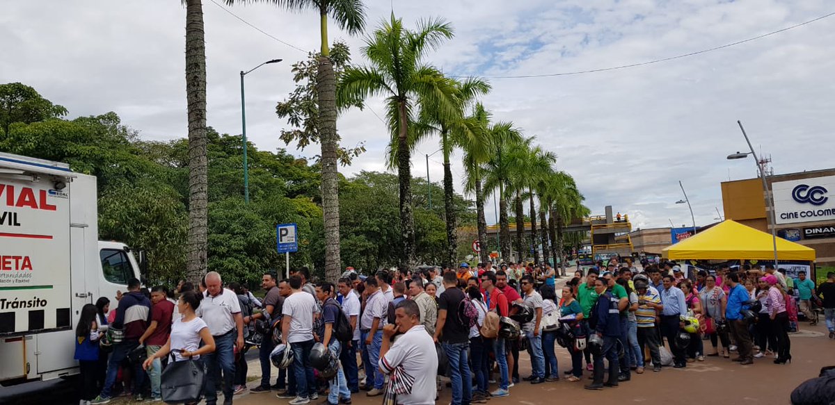 GobMeta's tweet photo. En el centro comercial Viva Villavicencio, @transitometa realiza una capacitación sobre seguridad vial a motociclistas, con la estrategia de intercambio de cascos reglamentarios, y la prevención para evitar los siniestros viales. #TrabajandoSinParar https://t.co/HbGWKwnirN