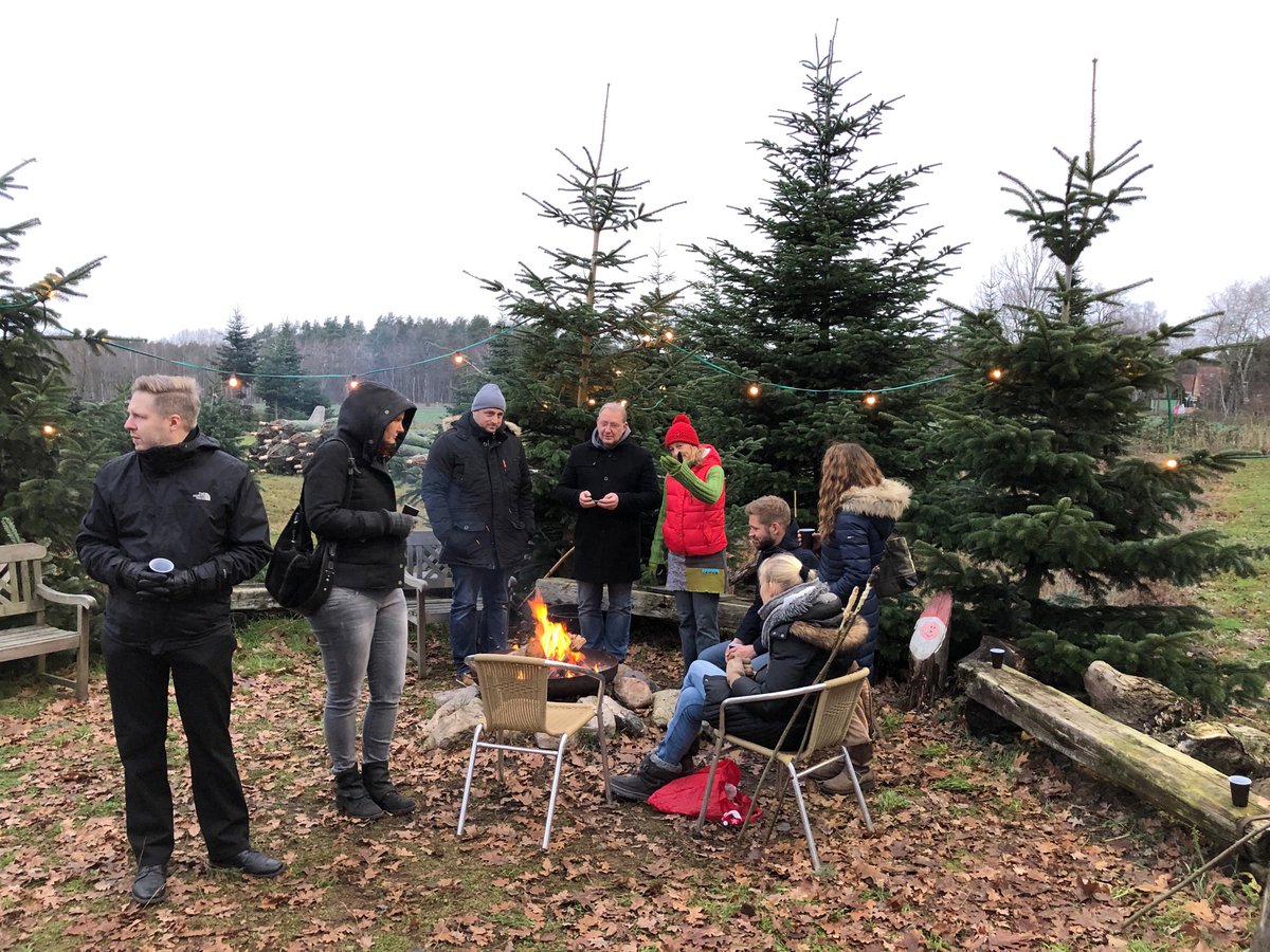 dentee's tweet photo. Today and this year Hannover celebrated it’s Christmas party in the open - on the Christmas tree plantation with mulled wine, bratwurst and the best colleagues you can imagine! #iworkdell @StefanSchmugge @dertobi @DinkoEror https://t.co/gzYjSRuHEe
