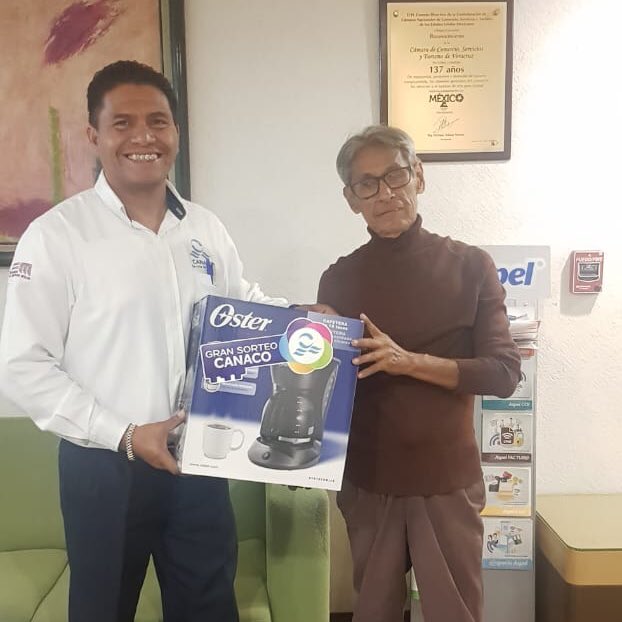 Canaco_Veracruz's tweet photo. Ya iniciamos con la entrega de premios del #SorteoCANACO2018 🎉🎁 ¡Muchas felicidades a los ganadores! 🎉🎁 https://t.co/wsoBdDYD9a