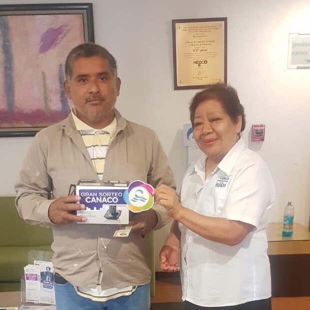 Canaco_Veracruz's tweet photo. Ya iniciamos con la entrega de premios del #SorteoCANACO2018 🎉🎁 ¡Muchas felicidades a los ganadores! 🎉🎁 https://t.co/wsoBdDYD9a