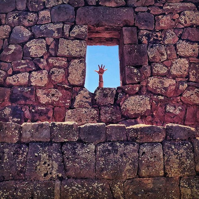 wacamera's tweet image. #TIPON ruin
この遺跡は水が延々と流れ込んでくる。聖なる水の遺跡とも呼ばれていて湖畔にあるようなそんな雰囲気だった。この窓から見える手、しゃがんでるわけではなく立ったまま手を伸ばしてこの位置にあるので随分高いけど通気口だったのかなー。 ift.tt/2Go4Ndg