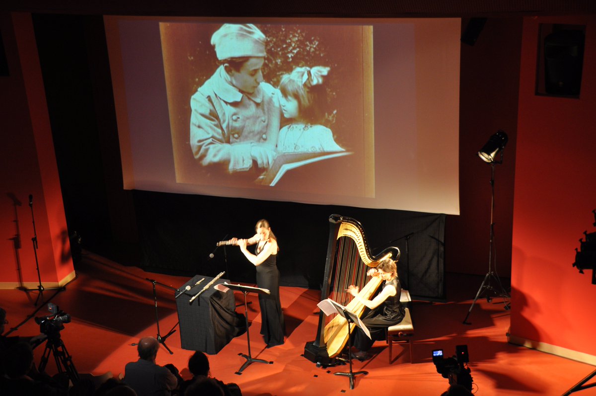 EnsCalliopee's tweet photo. 🎥 À quoi pouvait bien ressembler une séance de cinéma pendant la Grande Guerre ? Découvrez-le en musique avec le ciné-concert "Comme en 14", le 13 janvier à 16h à Argenteuil 🎶 #cinéconcert #centenairearmistice 
Plus d'infos : https://t.co/lII9EfbYiC https://t.co/ofcpoeTZ5B