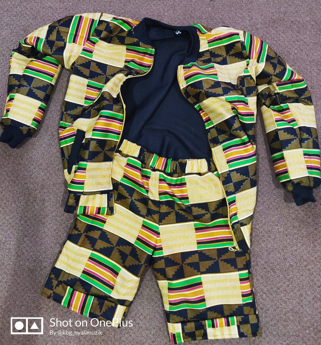 kbg_nyalimuzik's tweet image. Hey Malawi, what do you think about this? Hit me up if y'all want strictly Urban African clothes, long tops, bomber jackets, cutoffs, pants, Tshirts, bags and stuff. 

DM for our catalog. 😎