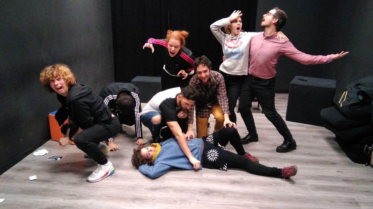 Calamburteatro's tweet photo. ¡Fotos de las clases del miércoles! Aquí os las traemos y empezamos con 2º de impro deportiva. Dejaron el match atrás... ¡pero vuelve en enero! Así que toca repasar para no cometer ninguna falta #matchdeimpro #impro #calamburescuela https://t.co/j2LLtWlyZ5