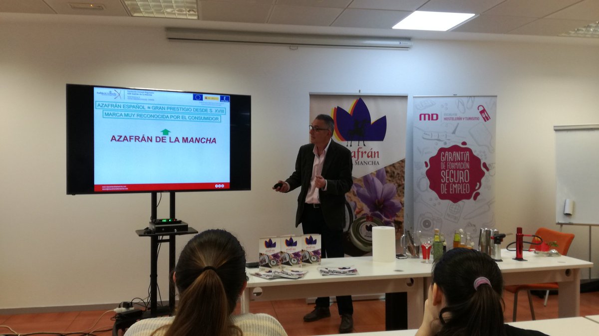 Brochazos's tweet photo. #cocteles com #azafrándelamancha en la escuela de hostelería y turismo MD https://t.co/wmCtFvLBHb