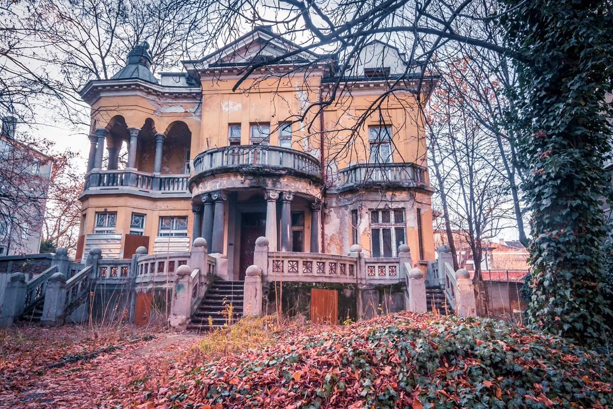 SofiaMoments's tweet photo. Забравената стара #София
#sofia #sofiacity #sofiamoments #oldhouse #architecture
#bulgaria https://t.co/gT3x6KNLPl