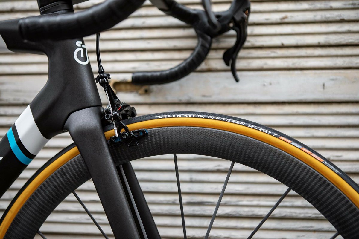 Vredestein Cycling klopte bij Yellow aan om online beter in beeld te komen. I.s.m. <a href="/LimeSquare/">Limesquare</a>, <a href="/jorismoolenaar/">Joris Moolenaar</a> en <a href="/NEWDAY_studio/">NEW DAY studio</a> werd content geproduceerd en gepubliceerd. In 2019 werken we verder aan de zichtbaarheid, online én offline yellow-agency.nl/work/