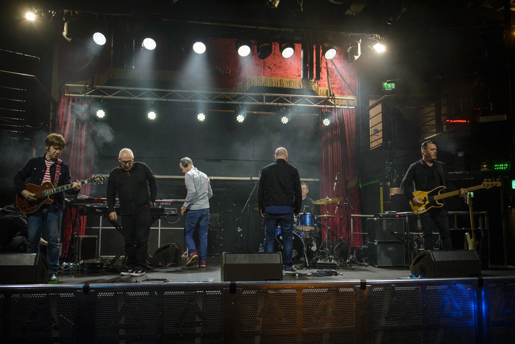 PictureHouse_ie's tweet image. Soundchecking in the Academy. "Right lads, who remembers this stuff...." #soundcheck #settingup #loadin #band #picturehouseband #abbeystreet #academy #stage #photobyshaunneary